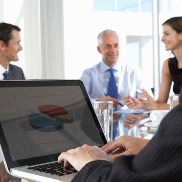 Anafín Consultores especialista con ordenador