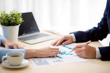 Anafín Consultores personas firmando documentos