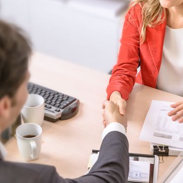 Anafín Consultores personas dándose la mano